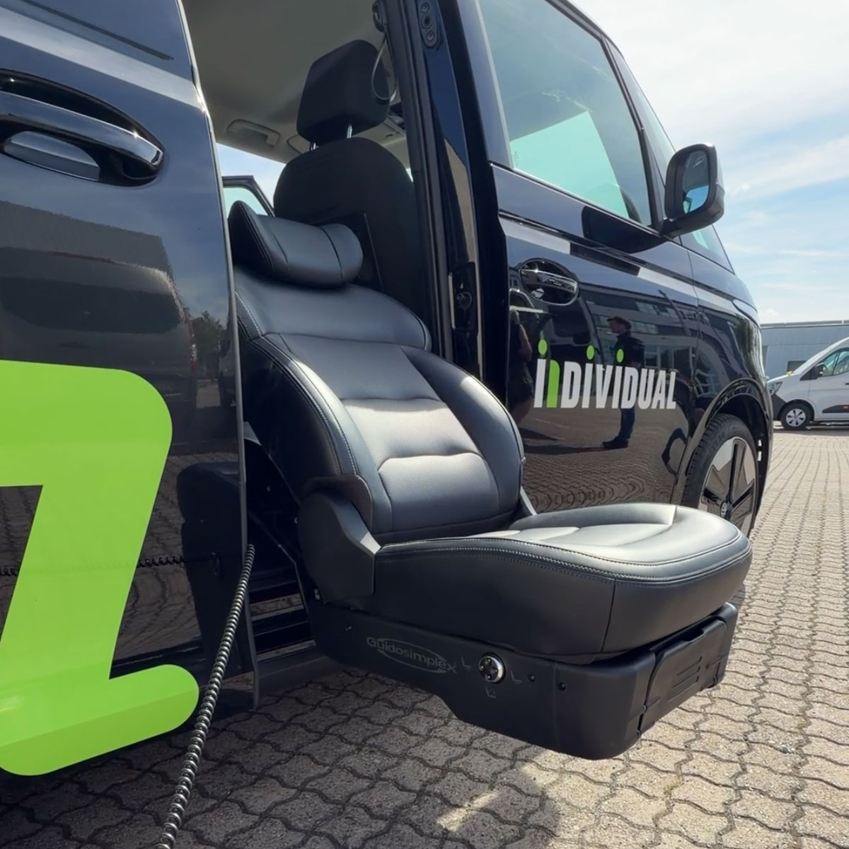 Elektrischer Drehsitz S-Tran von Guidosimplex schwenkt aus dem Auto heraus, Seitenansicht – INDIVIDUAL Hannover