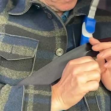 Gurtschneider schneidet Sicherheitsgurt 3