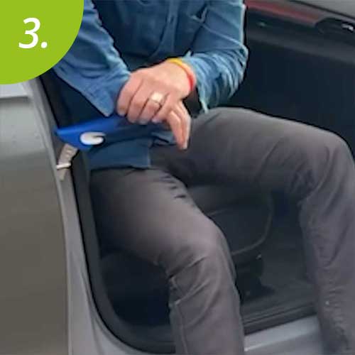 Mann stützt sich auf einen Griff ab, um aus dem Fahrzeug zu gelangen