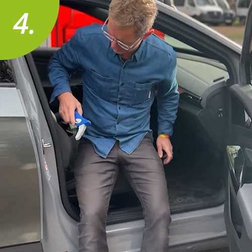 Mann stützt sich auf einen Griff ab, um aus dem Fahrzeug zu gelangen