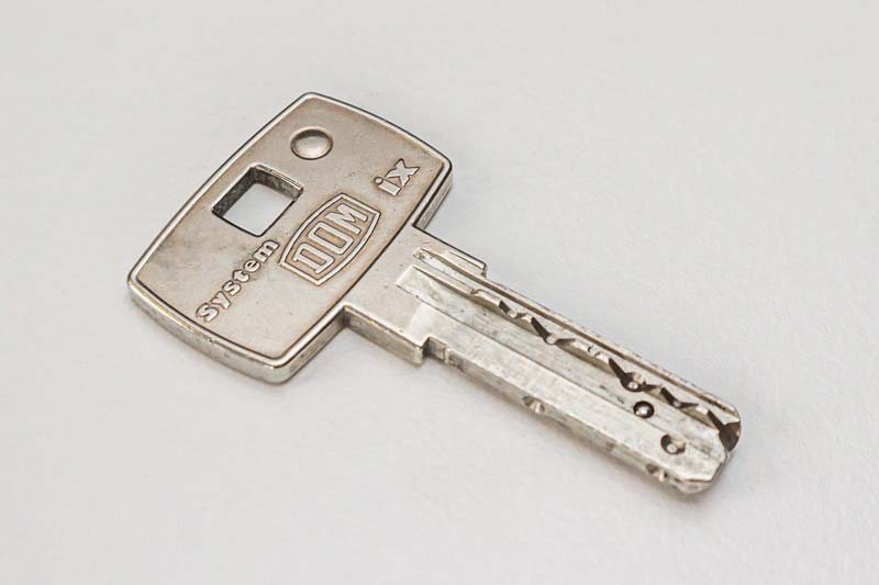 Ein Euroschlüssel liegt auf einem Tisch